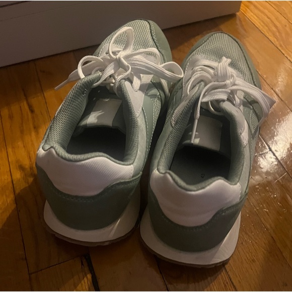 Light green sneakers with white laces - Picture 3 of 10